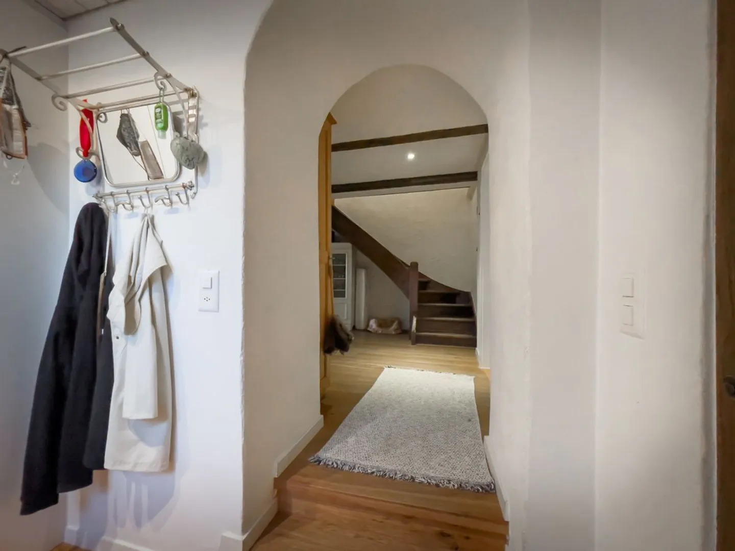 Incantevole casa a schiera angolare con vista fantastica e giardino soleggiato - Foto 3 di 12