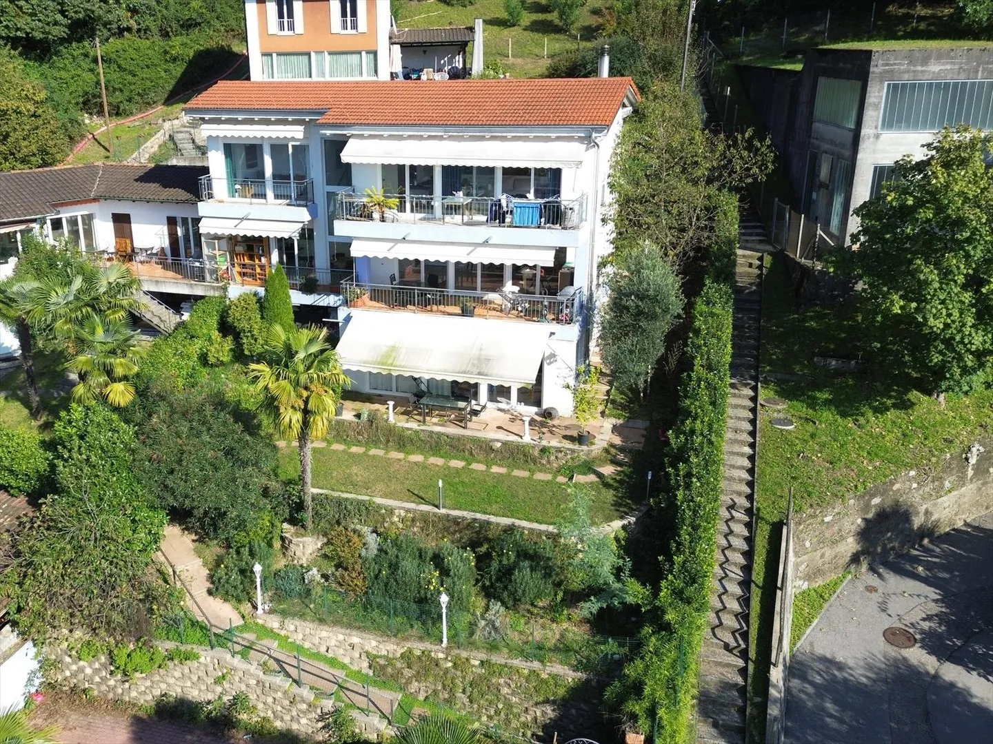 Charmante maison individuelle de 4,5 pièces avec vue sur le lac - Photo 2 sur 8