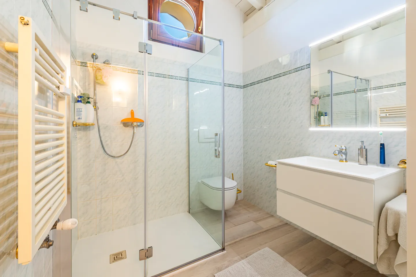 Caratteristico appartamento mansardato con vista lago - Foto 11 di 14