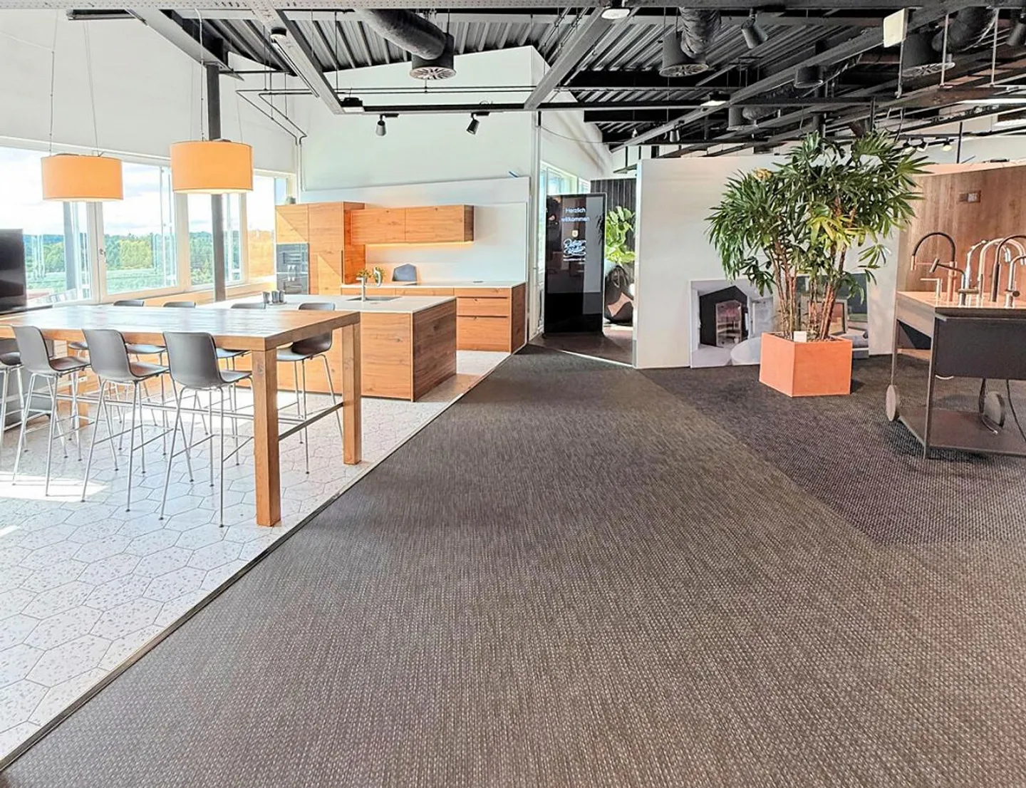 Licht. Raum. Möglichkeiten. Ihre Ausstellungsfläche in Ittigen! - Foto 1 von 13