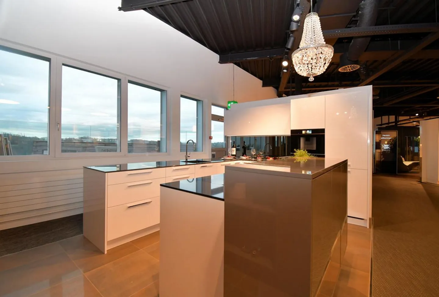 Licht. Raum. Möglichkeiten. Ihre Ausstellungsfläche in Ittigen! - Foto 7 von 13