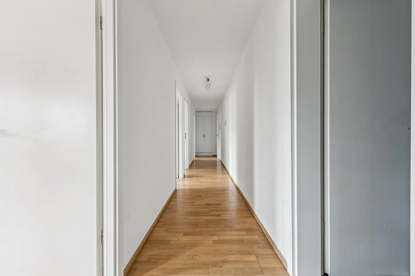 Bright 4-room apartment in a central location in Lucerne - Photo 3 of 11