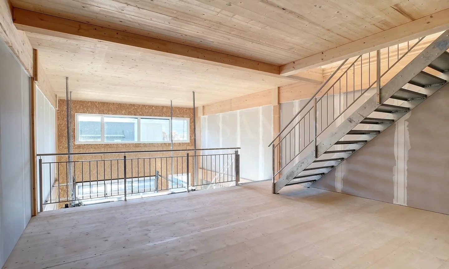 Magnifique hall de 175m2 sur 3 niveaux et grand parking - Photo 4 sur 7