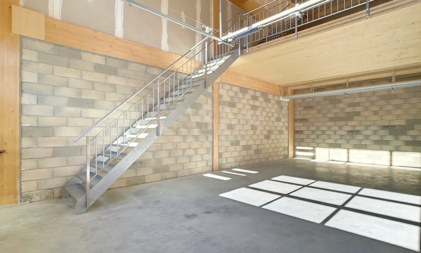 Magnifique hall de 175m2 sur 3 niveaux et grand parking - Photo 2 sur 7