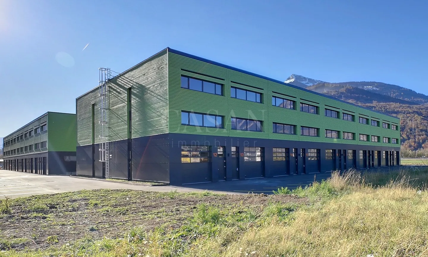 Magnifique hall de 175m2 sur 3 niveaux et grand parking - Photo 6 sur 7