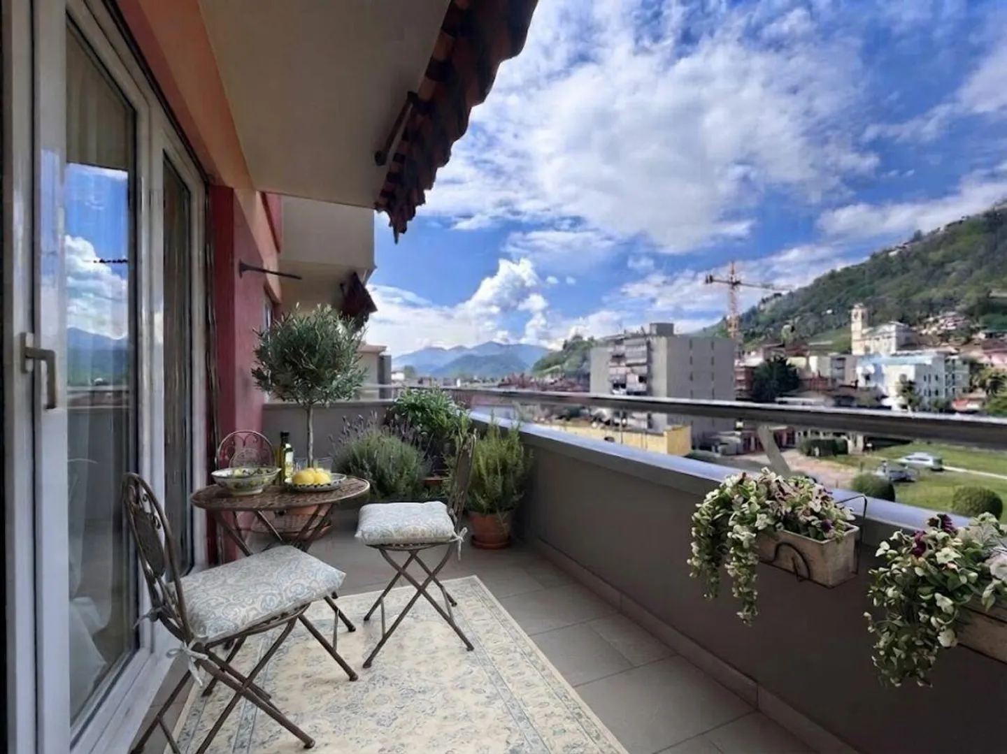 2.5 ROOM APARTMENT WITH OPEN VIEW AND GARAGE INCLUDED - Photo 2 of 16