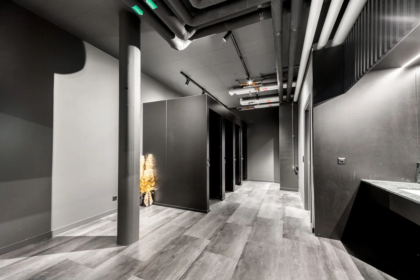 Office space for rent - Photo 3 of 12