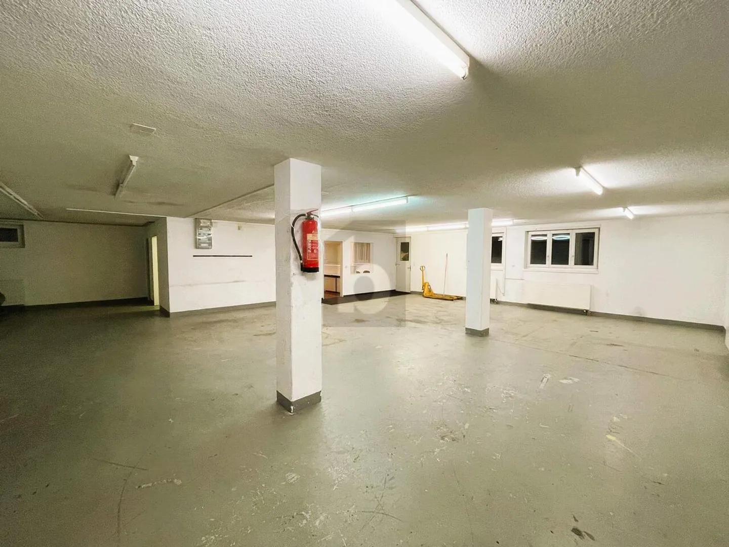 Atelier à louer - Photo 2 sur 6