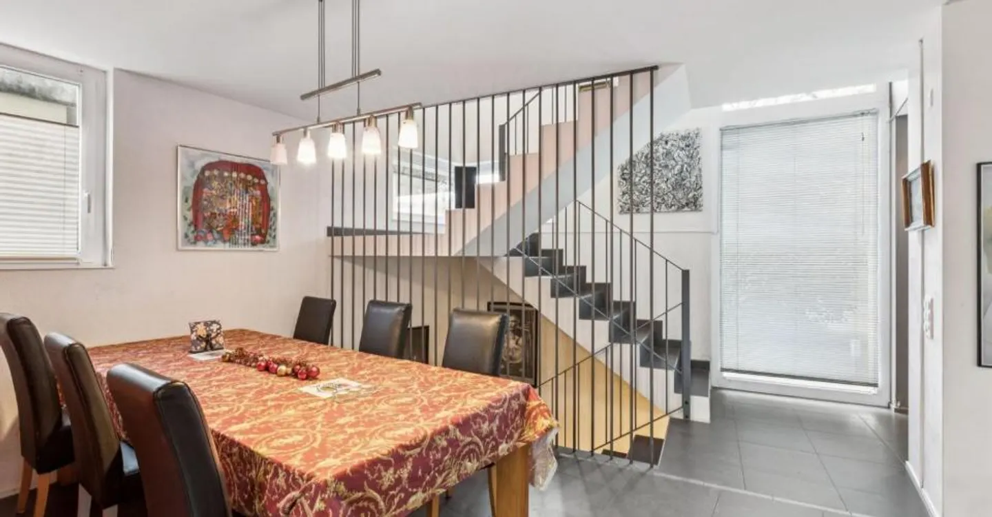 Schönes Einfamilienhaus mit großem Garten und Jacuzzi - Foto 4 von 10