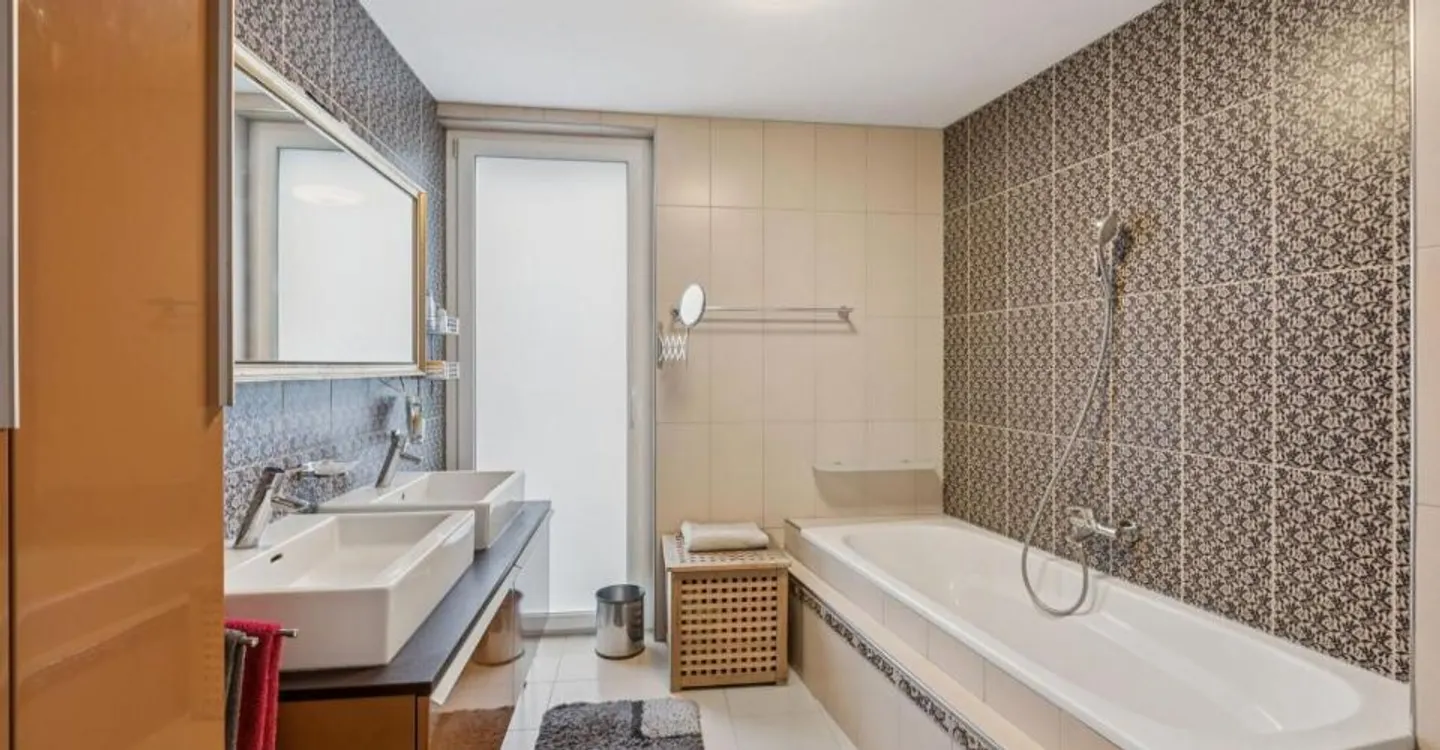 Schönes Einfamilienhaus mit großem Garten und Jacuzzi - Foto 9 von 10