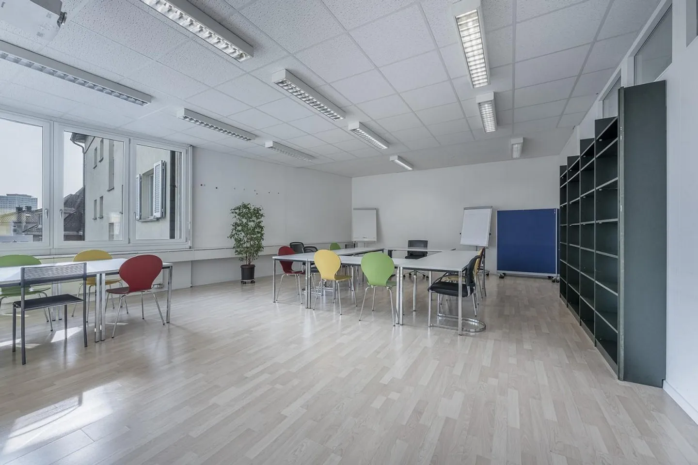 Spazio pronto per essere abitato con terrazza sul tetto nel cuore di Oerlikon - Foto 2 di 12