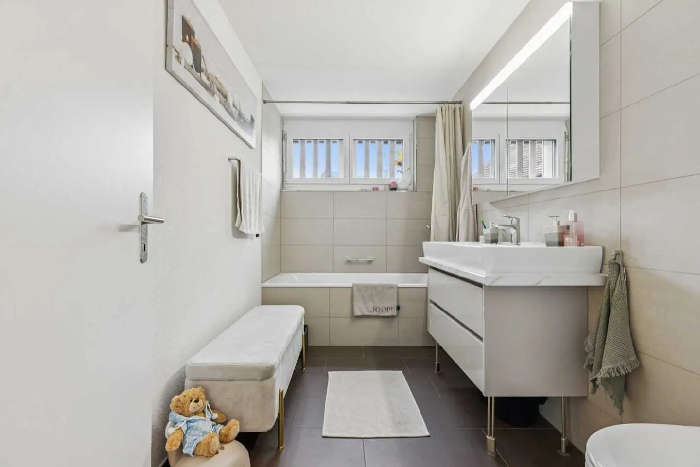 Stylish 4.5-room apartment with spacious balcony and nature view - Photo 10 of 13