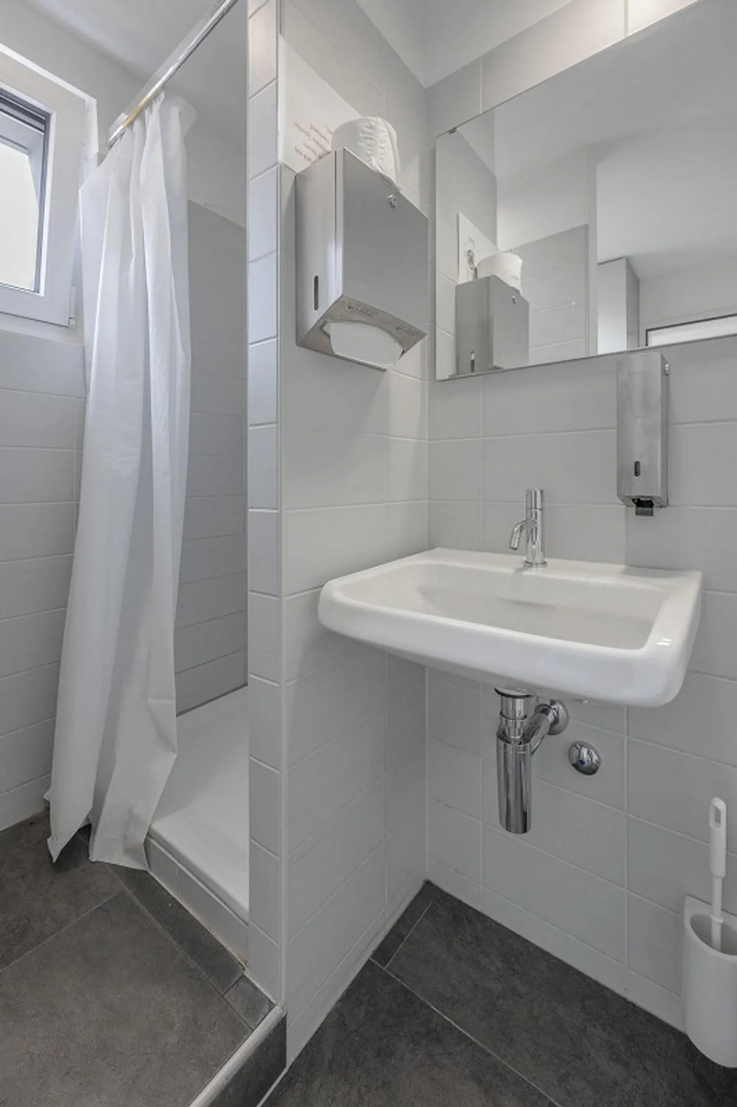 Spazio pronto per essere abitato con terrazza sul tetto nel cuore di Oerlikon - Foto 9 di 12