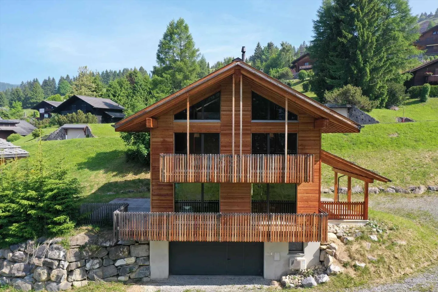 Chalet moderno con vista libera sulle montagne - Foto 1 di 10