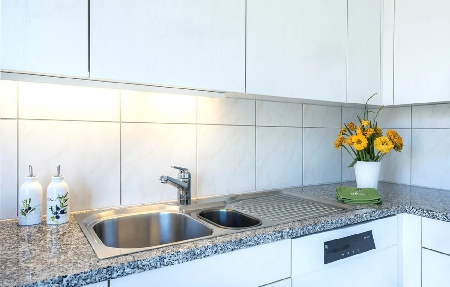 Dream home with garden seating area - Photo 3 of 6