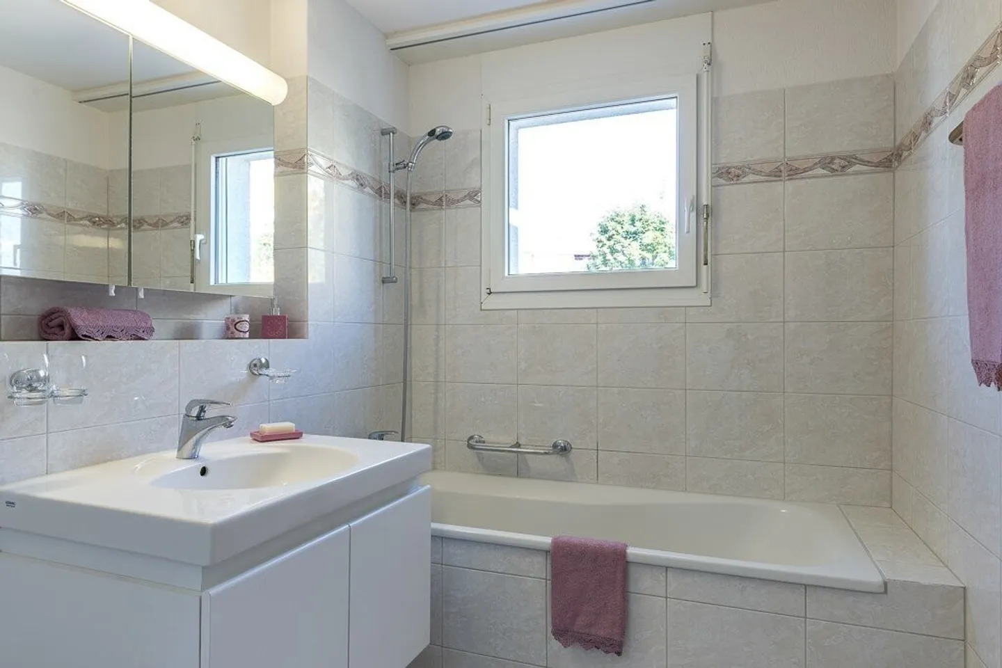 Dream home with garden seating area - Photo 4 of 6