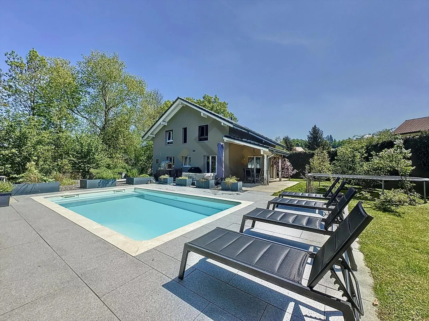 Single house for sale - Photo 1 of 2