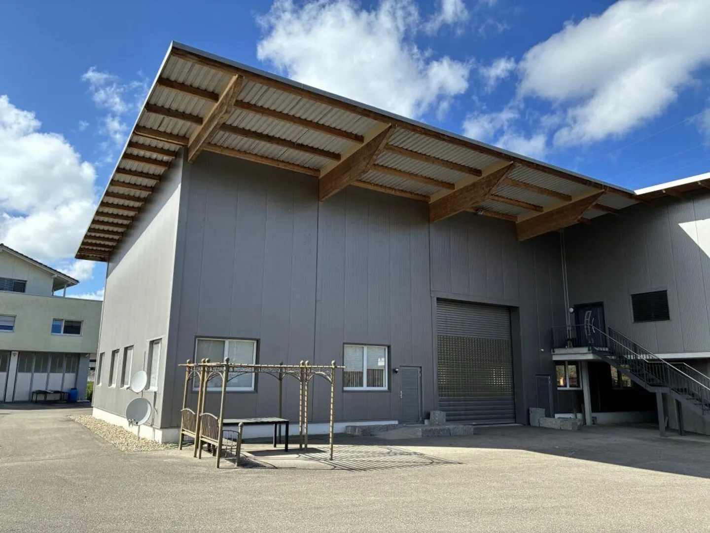 Grosszügige Werkhalle mit vielseitigen Räumen - Foto 1 von 12