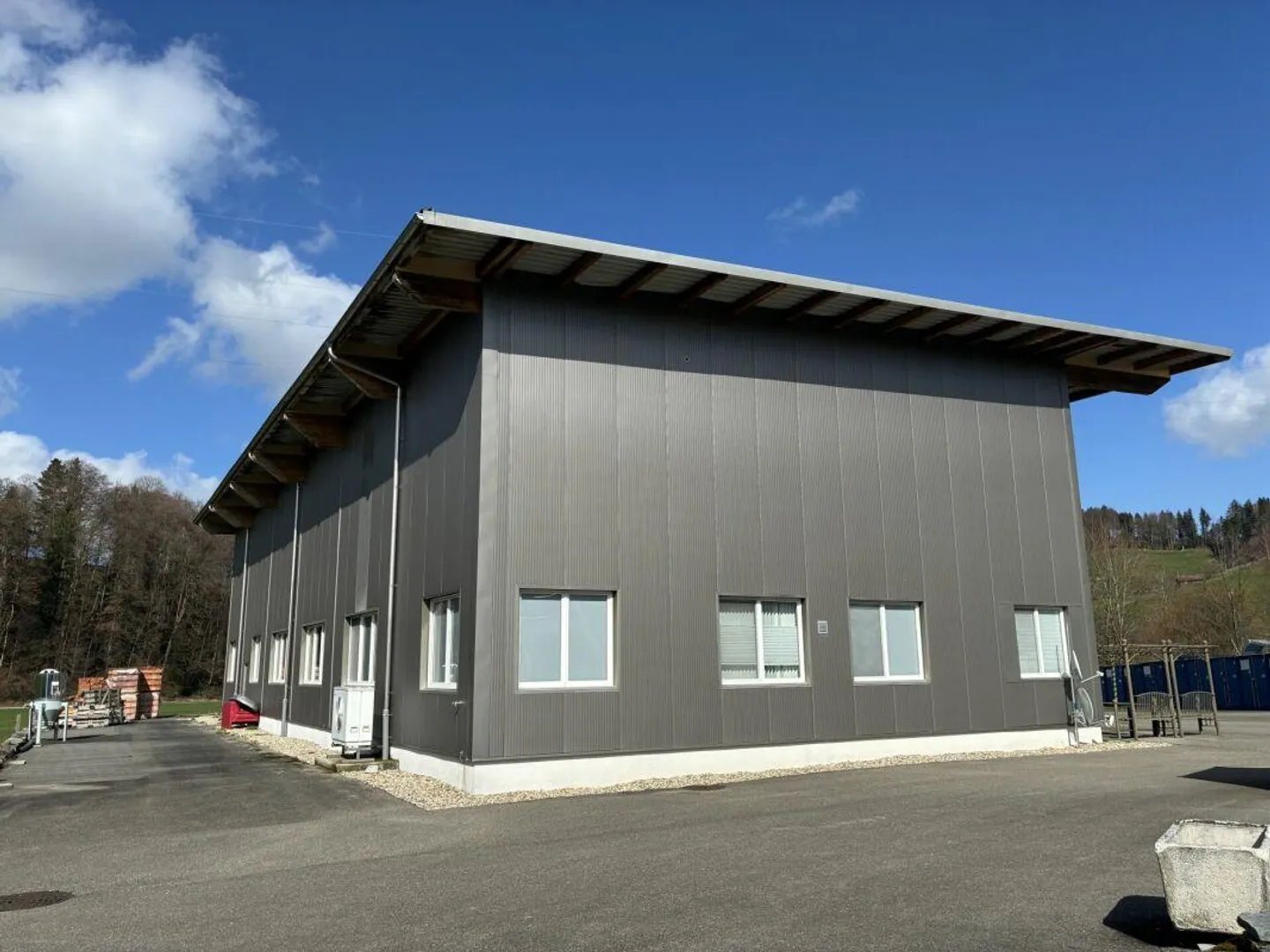 Grosszügige Werkhalle mit vielseitigen Räumen - Foto 2 von 12