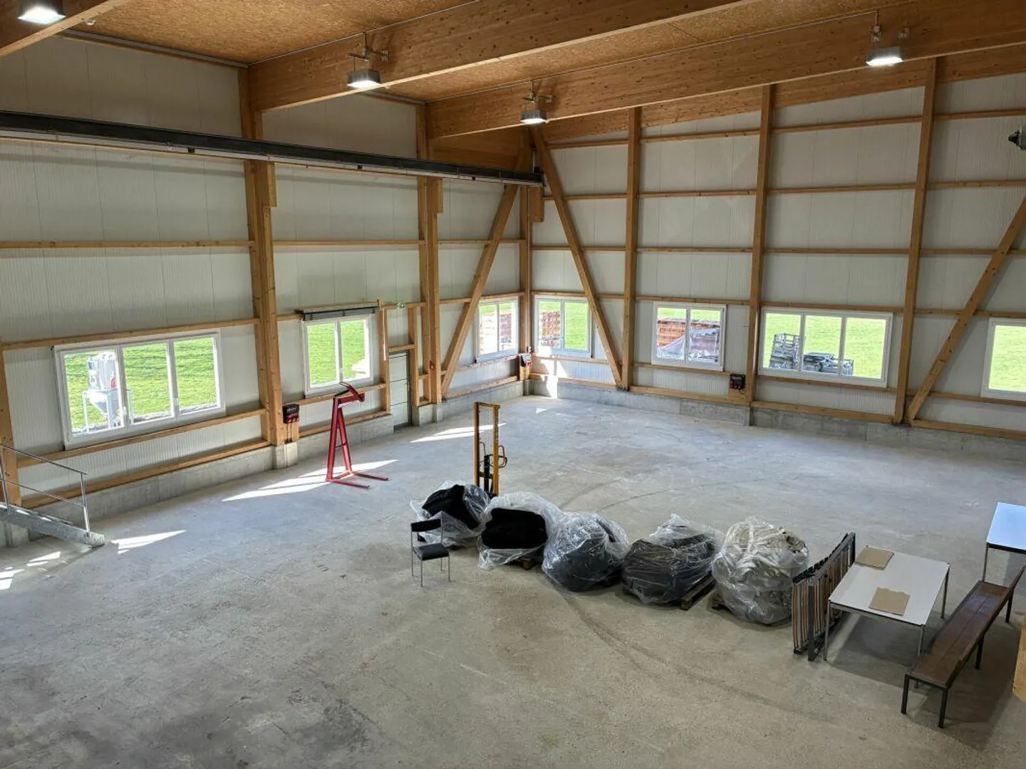 Grosszügige Werkhalle mit vielseitigen Räumen - Foto 4 von 12