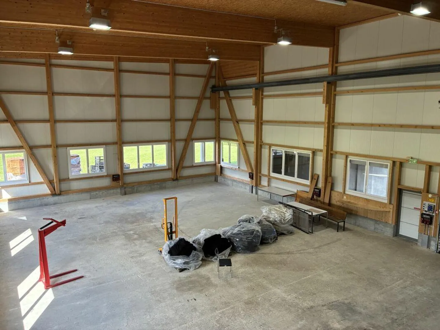 Grosszügige Werkhalle mit vielseitigen Räumen - Foto 5 von 12