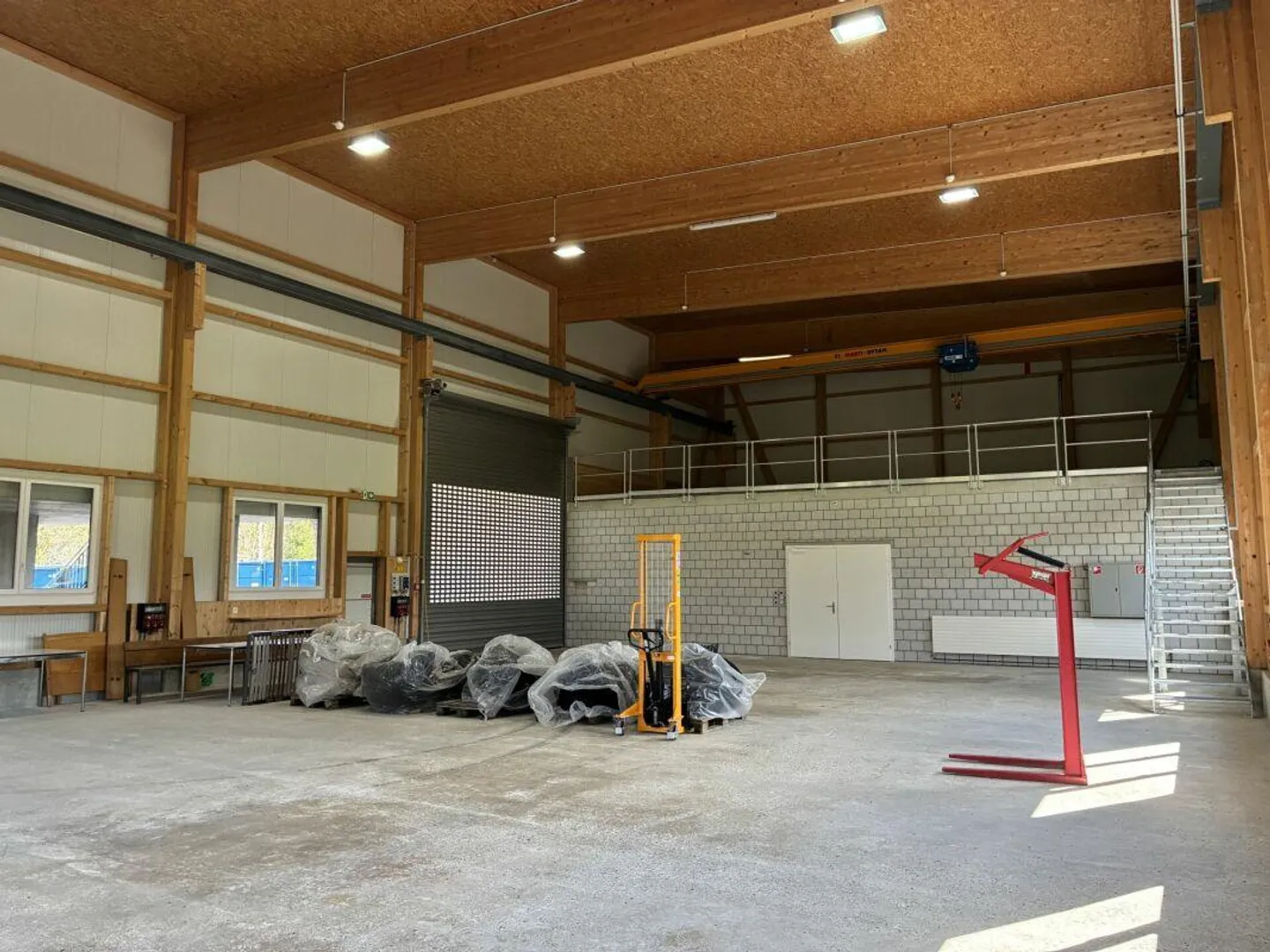 Grosszügige Werkhalle mit vielseitigen Räumen - Foto 3 von 12