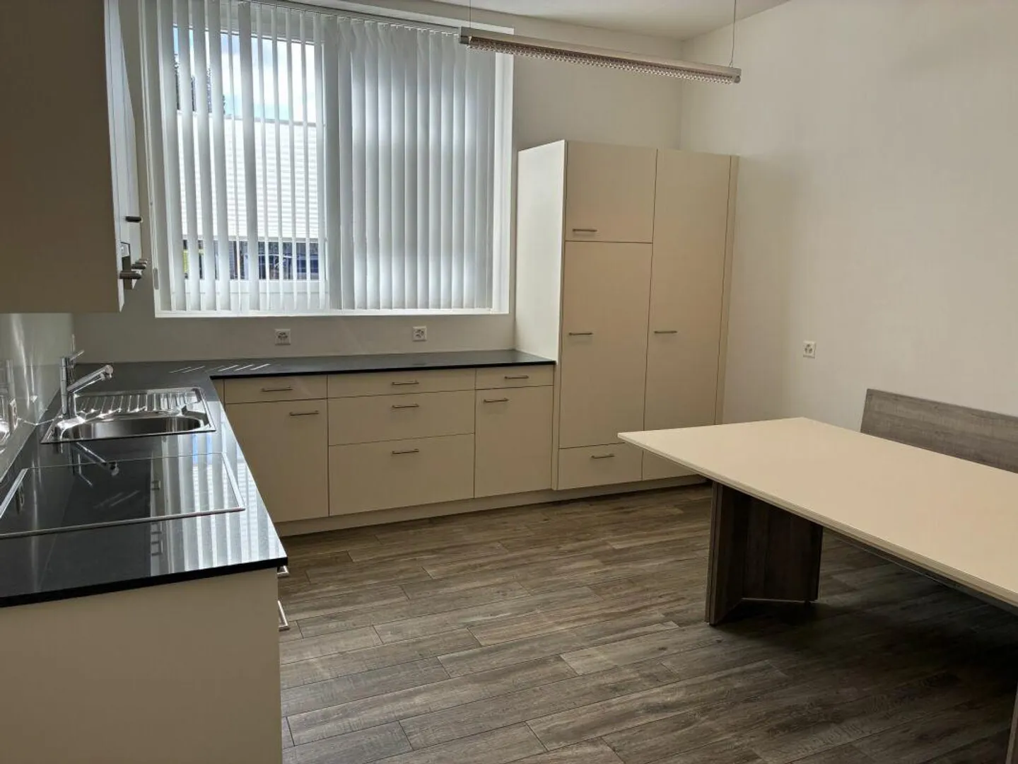 Grosszügige Werkhalle mit vielseitigen Räumen - Foto 7 von 12