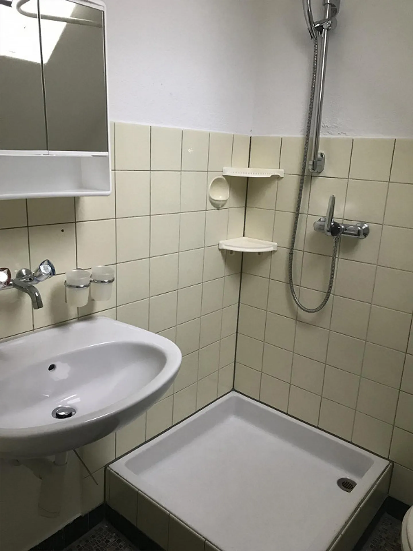 Contratto di affitto temporaneo per un appartamento di 3,5 stanze in una posizione tranquilla - Foto 2 di 4