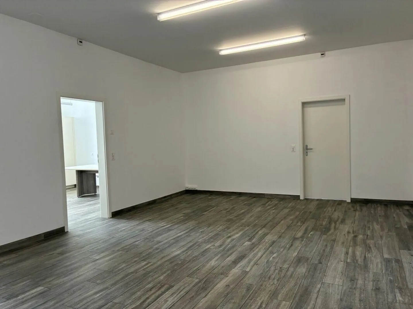 Grosszügige Werkhalle mit vielseitigen Räumen - Foto 9 von 12