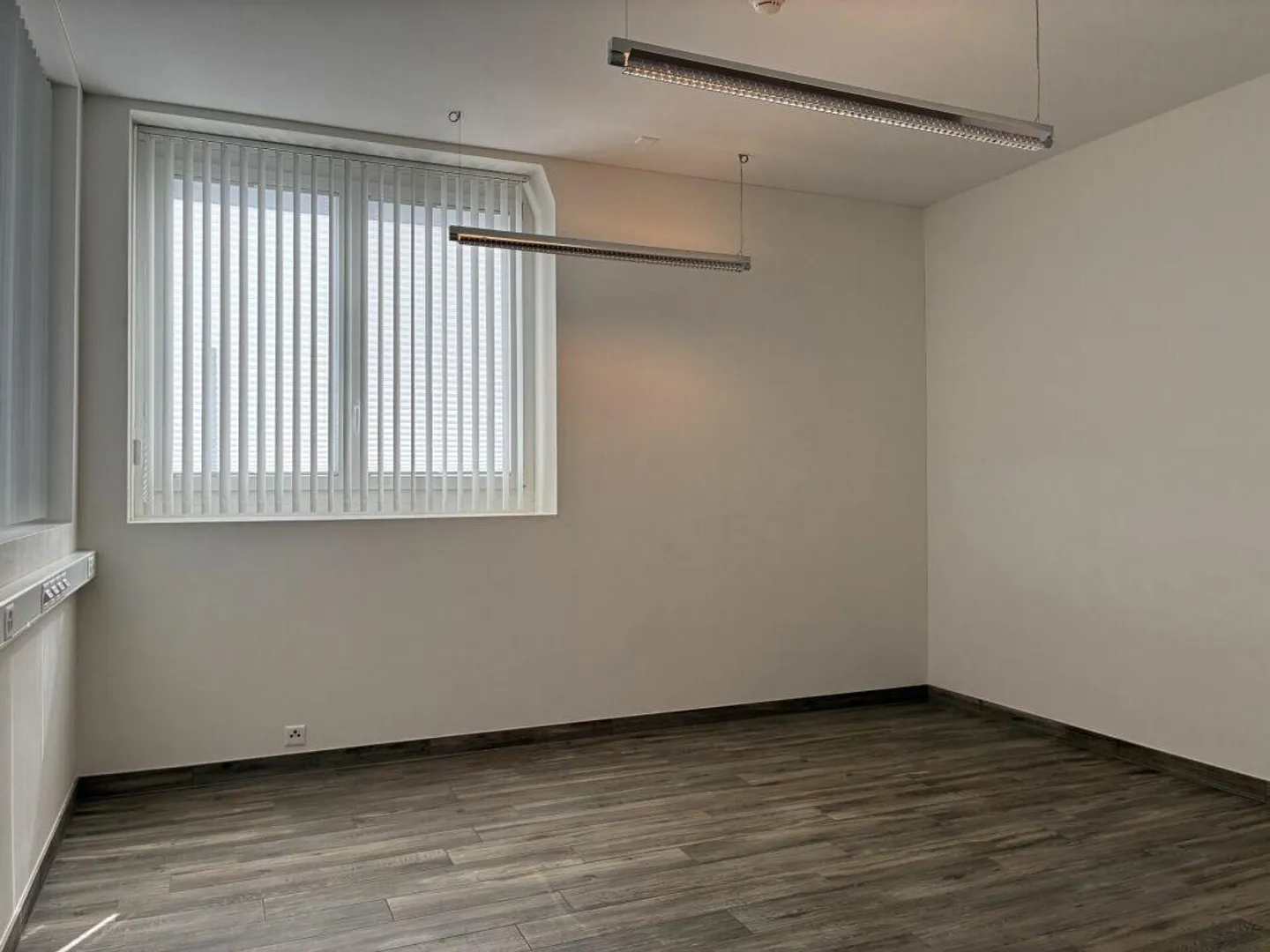 Grosszügige Werkhalle mit vielseitigen Räumen - Foto 10 von 12