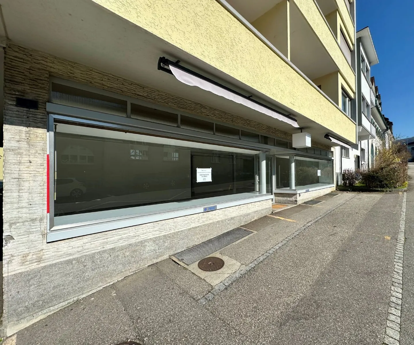 Vielseitig nutzbare Gewerberäumlichkeit/Ladenlokal Nähe Öv! - Foto 1 von 12