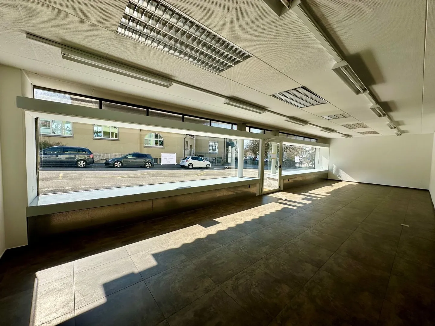 Vielseitig nutzbare Gewerberäumlichkeit/Ladenlokal Nähe Öv! - Foto 2 von 12