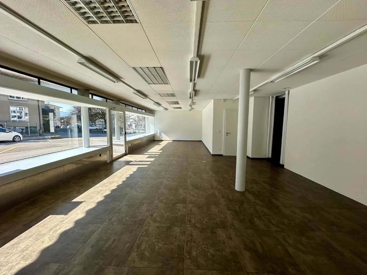 Vielseitig nutzbare Gewerberäumlichkeit/Ladenlokal Nähe Öv! - Foto 3 von 12