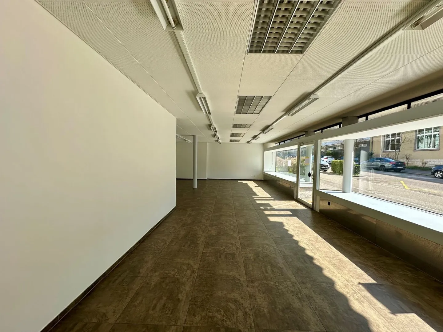 Vielseitig nutzbare Gewerberäumlichkeit/Ladenlokal Nähe Öv! - Foto 4 von 12