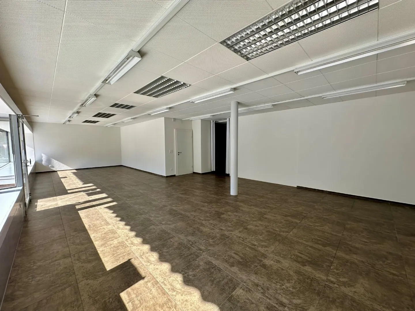 Vielseitig nutzbare Gewerberäumlichkeit/Ladenlokal Nähe Öv! - Foto 5 von 12