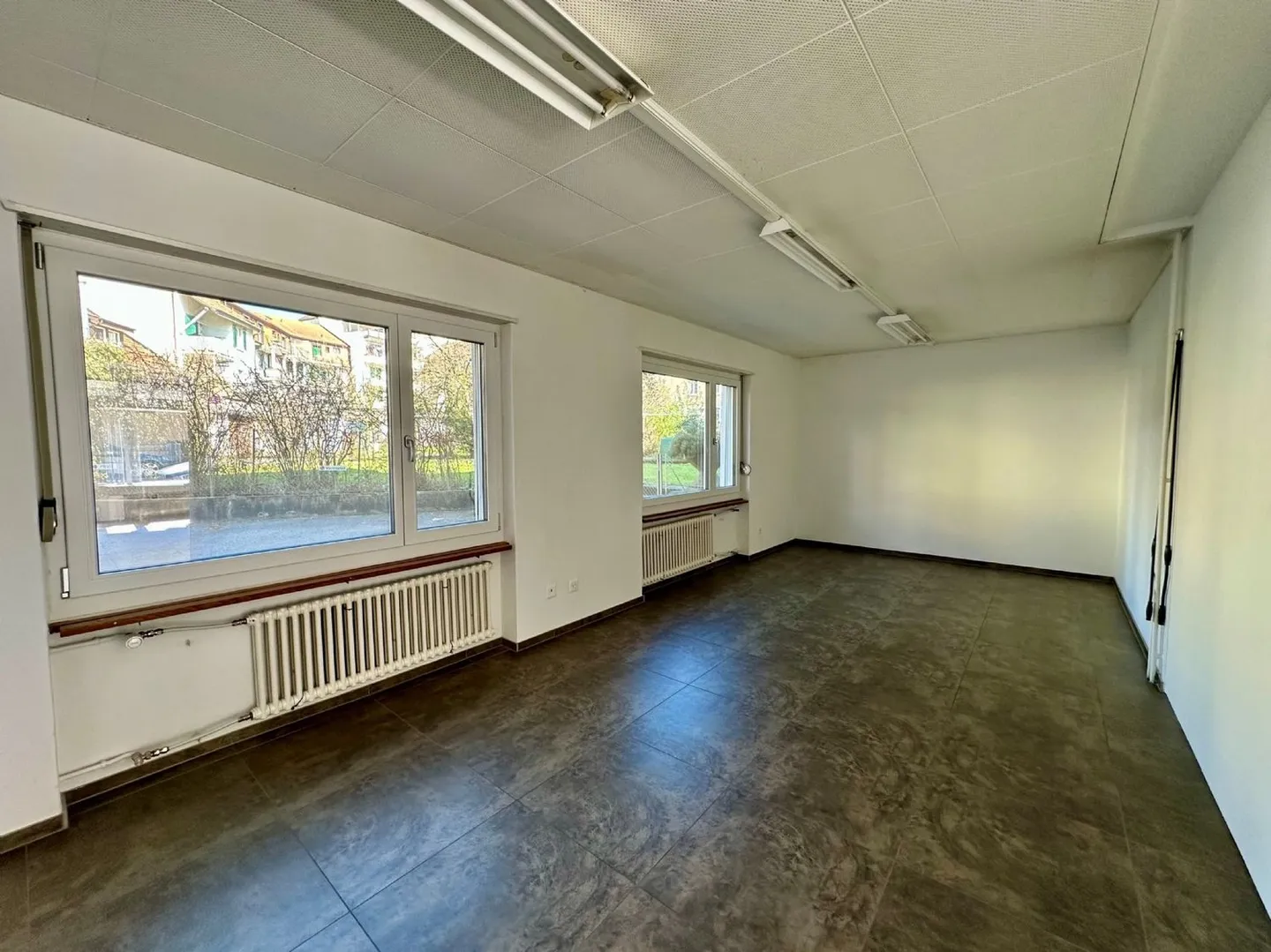 Vielseitig nutzbare Gewerberäumlichkeit/Ladenlokal Nähe Öv! - Foto 6 von 12