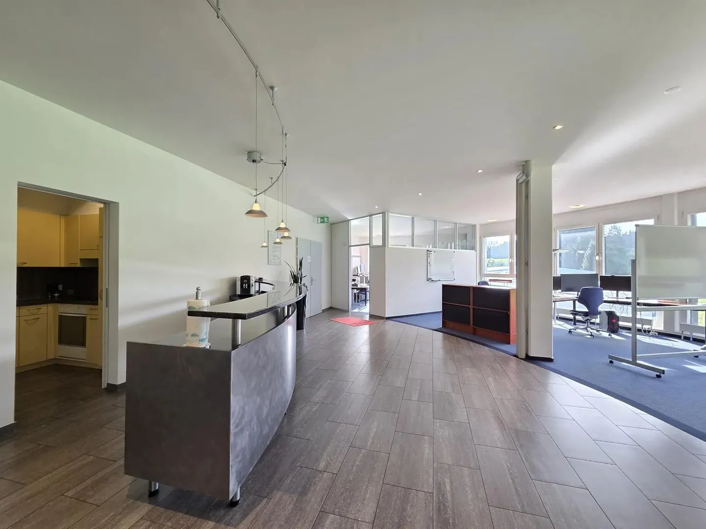 Moderne 6-Zimmer-Büroräume in Feusisberg mit herrlicher Aussicht - Foto 1 von 10