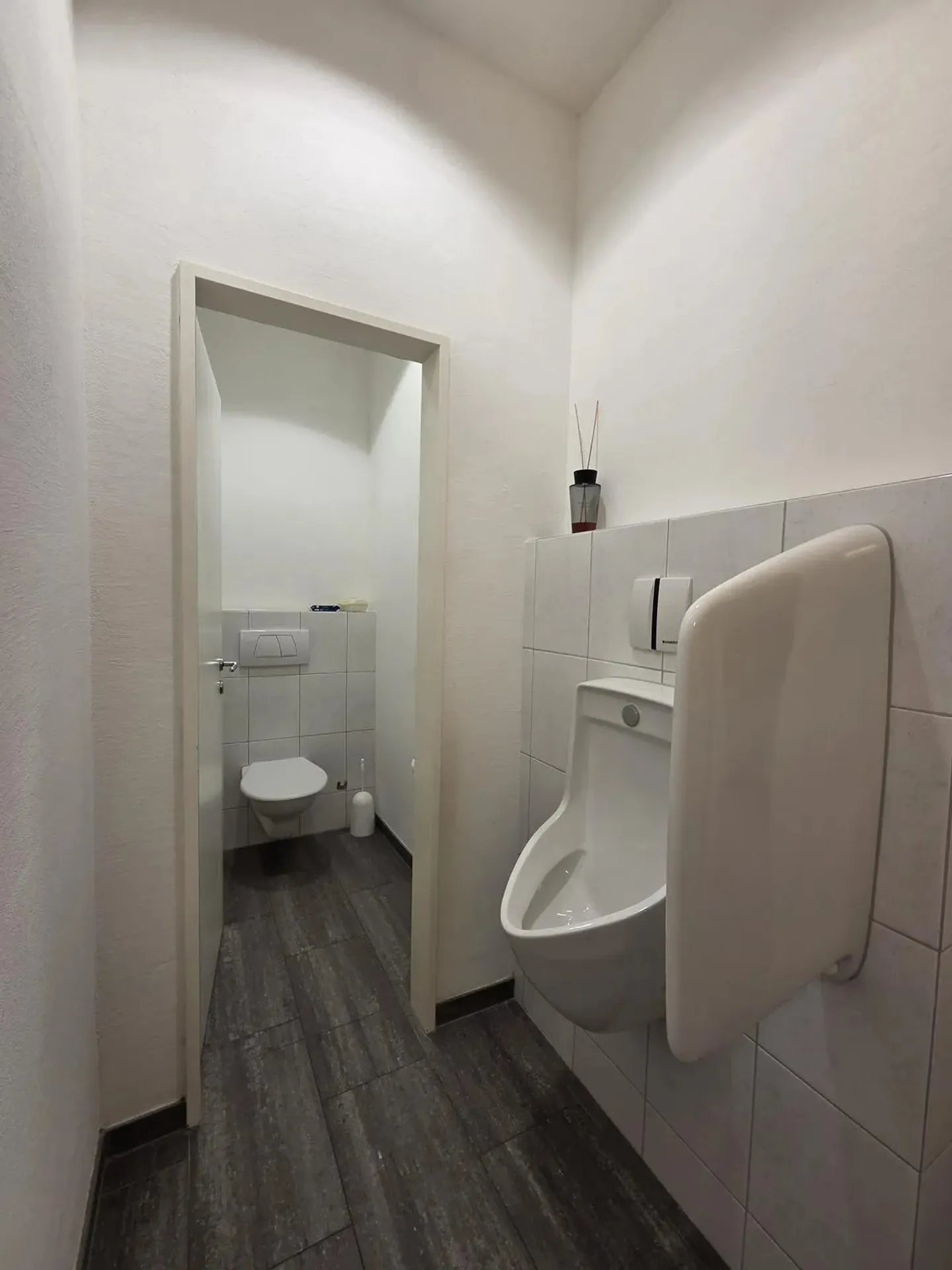 Moderne 6-Zimmer-Büroräume in Feusisberg mit herrlicher Aussicht - Foto 2 von 10