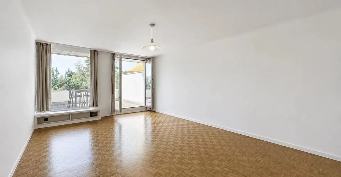 Appartement Charmant avec Terrasse - Photo 2 sur 4