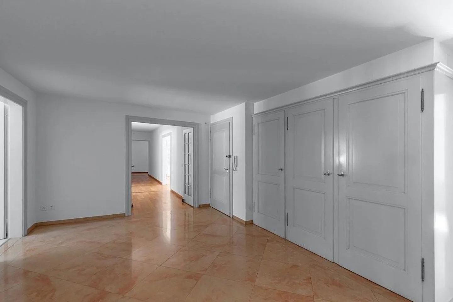 Vivre au bord du Rhin avec style et espace, appartement de 6 pièces en emplacement privilégié - Photo 7 sur 12