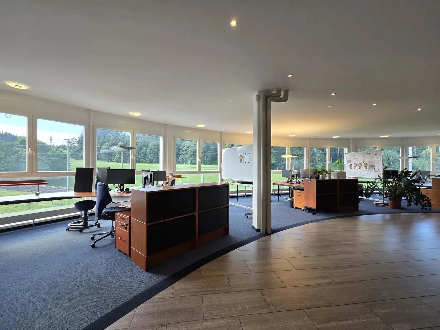 Moderne 6-Zimmer-Büroräume in Feusisberg mit herrlicher Aussicht - Foto 4 von 10