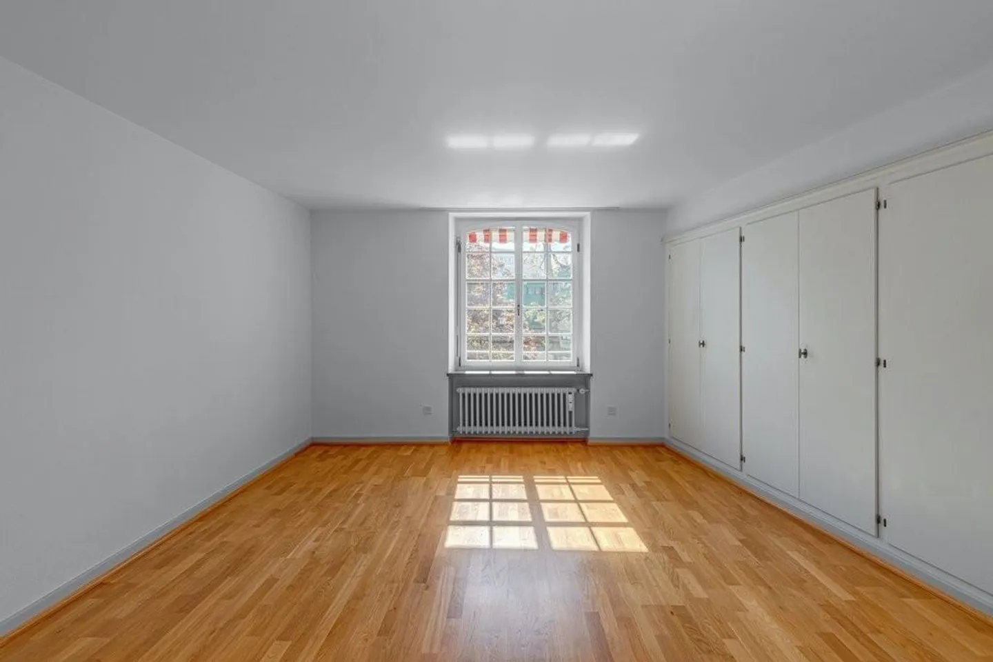 Vivre au bord du Rhin avec style et espace, appartement de 6 pièces en emplacement privilégié - Photo 11 sur 12