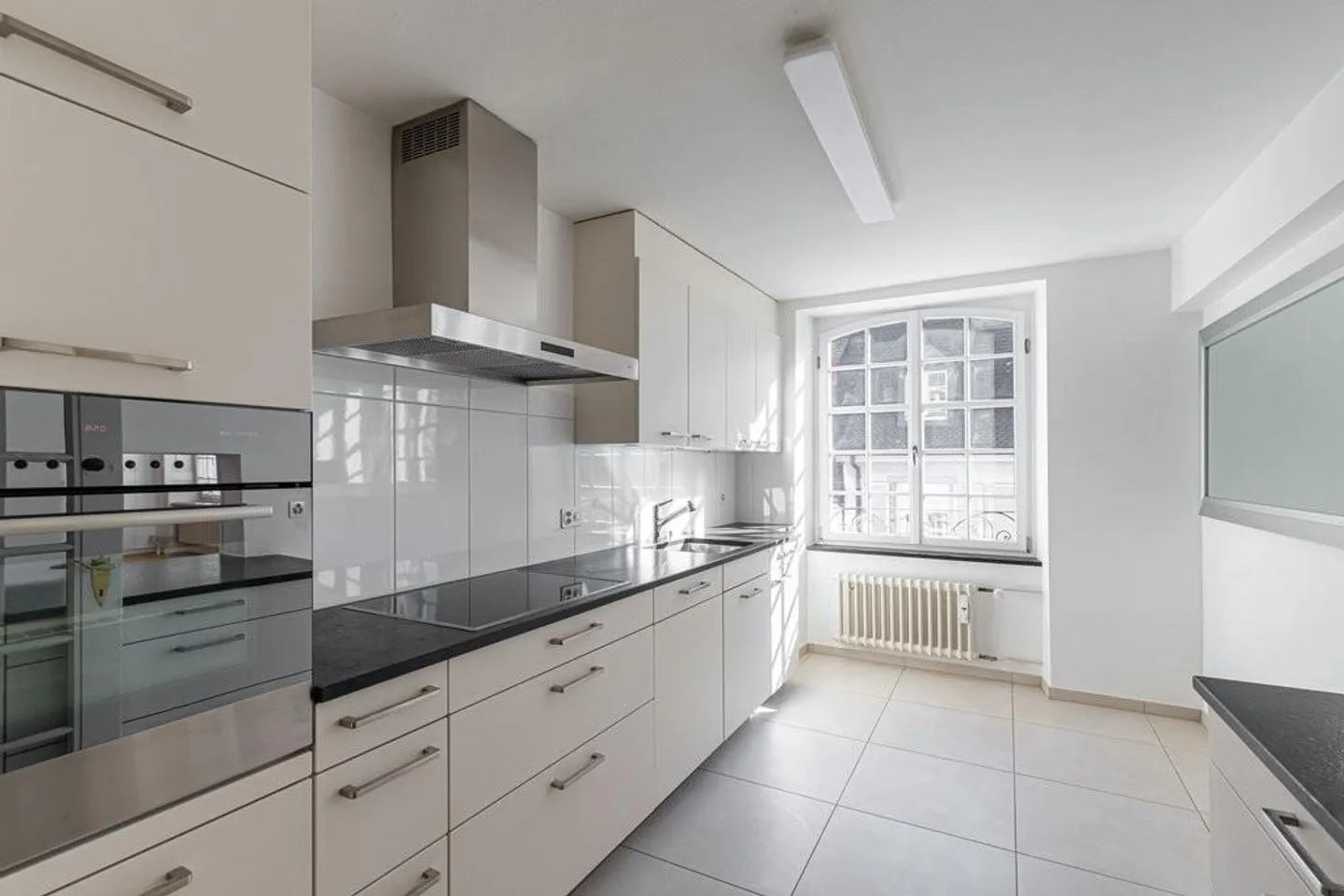 Vivre au bord du Rhin avec style et espace, appartement de 6 pièces en emplacement privilégié - Photo 2 sur 12