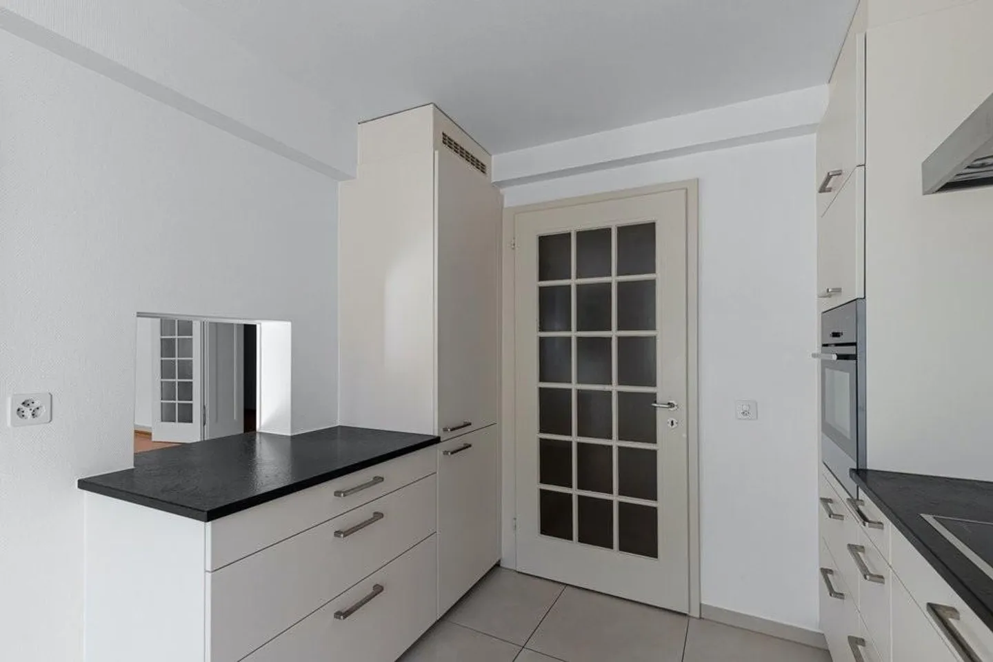 Vivre au bord du Rhin avec style et espace, appartement de 6 pièces en emplacement privilégié - Photo 3 sur 12