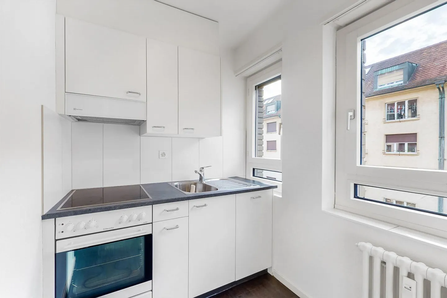 Attractive single or commuter apartment - Photo 3 of 7