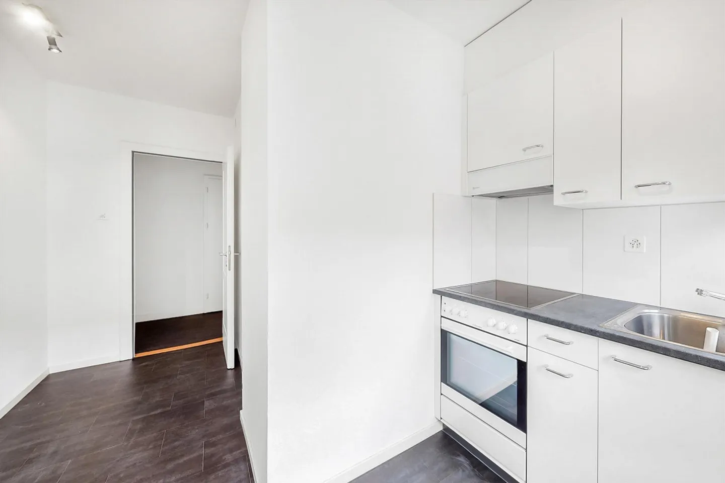 Attractive single or commuter apartment - Photo 4 of 7