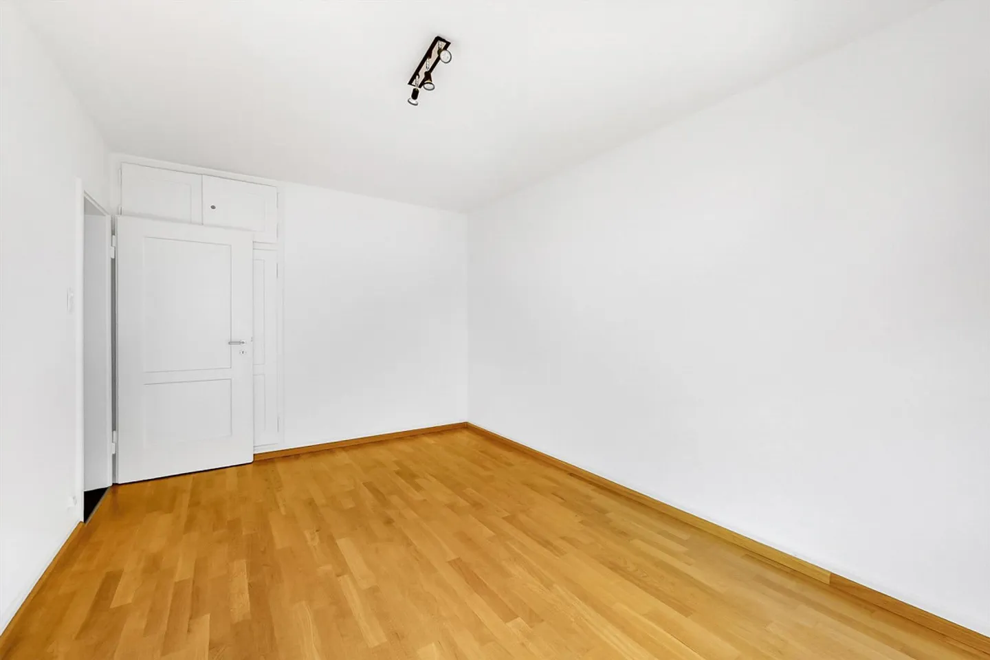 Attractive single or commuter apartment - Photo 6 of 7