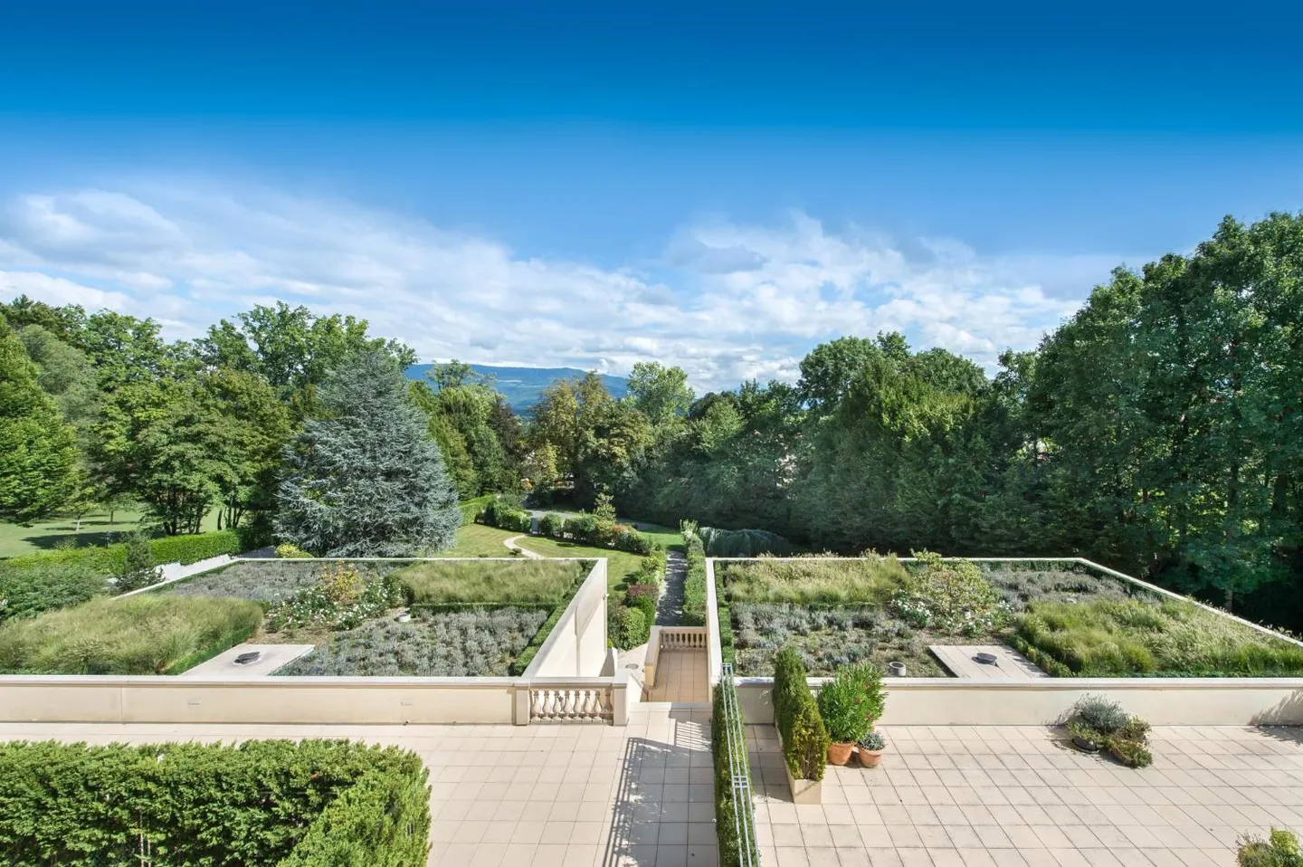 Exceptional apartment in the heart of a green setting - Photo 2 of 5