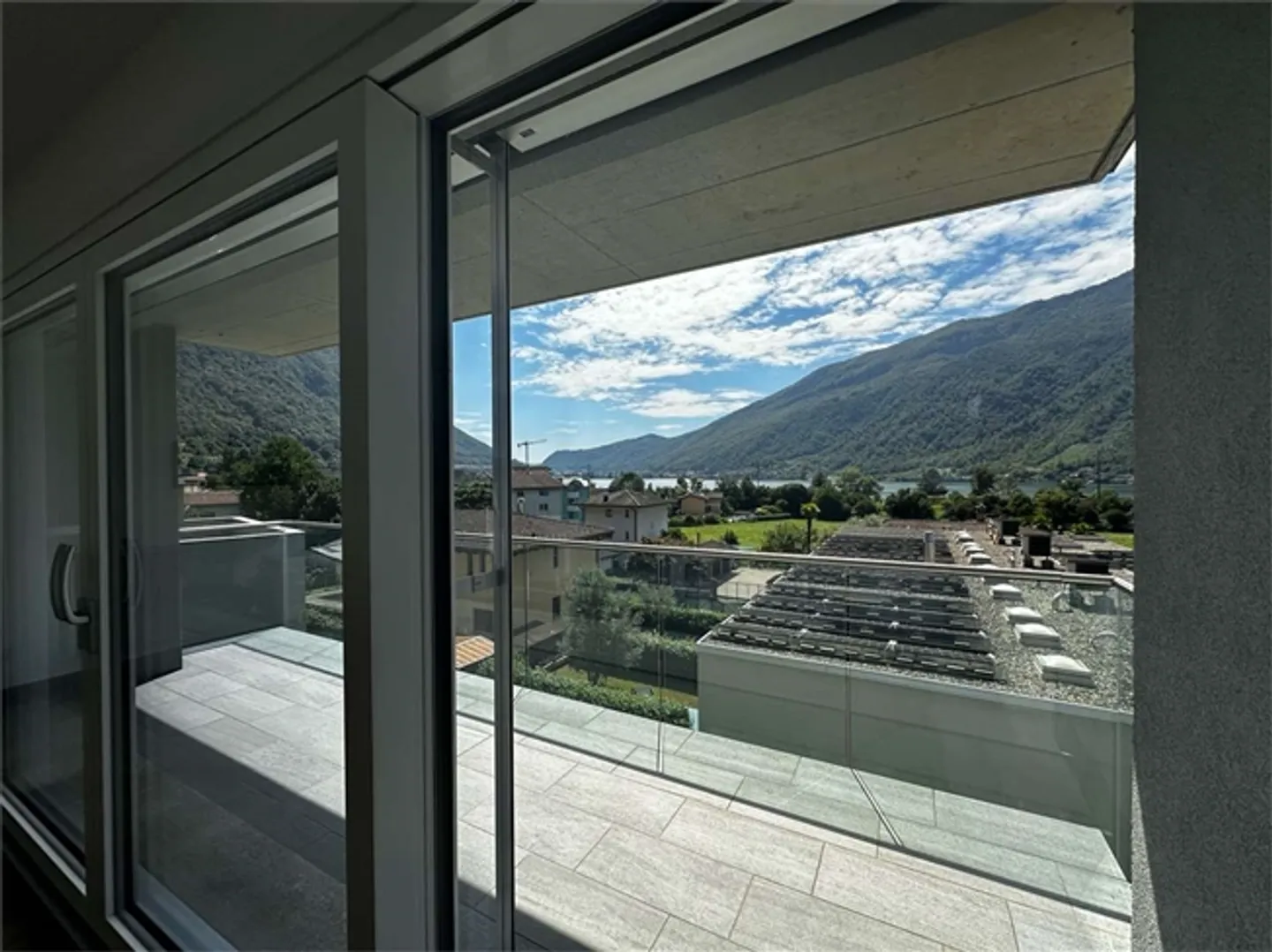 Large 4.5-room apartment with terrace and lake view - Photo 4 of 20