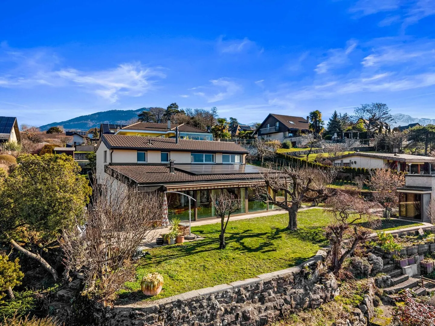 Large Two-Family Villa - Photo 3 of 13